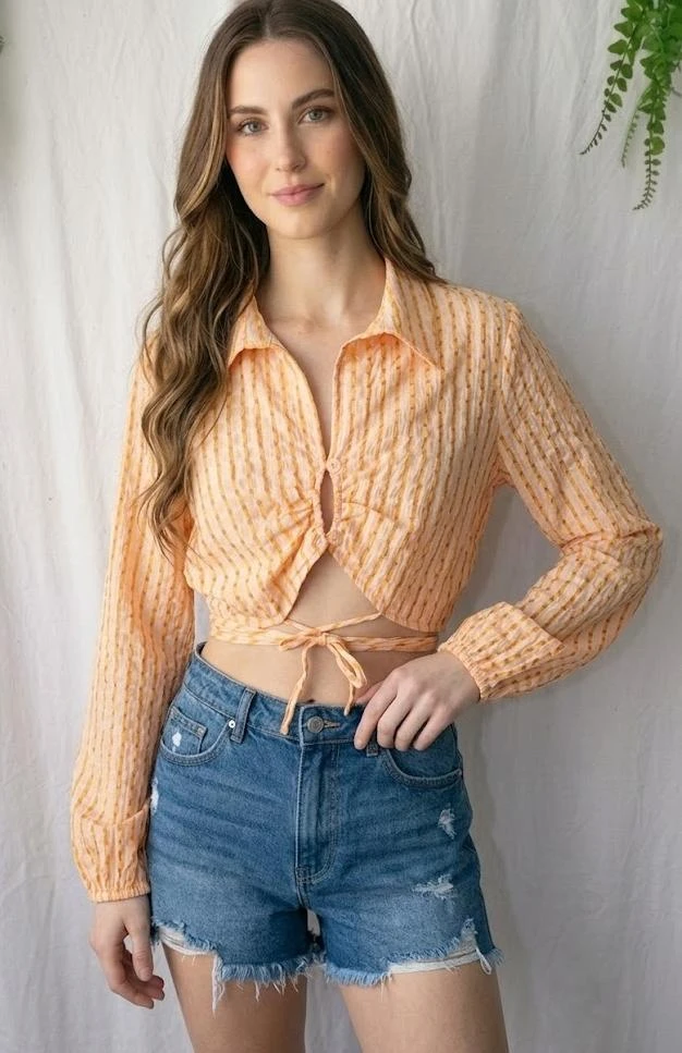 Gestructureerde mosterd/cream crop top met knoop van PrettyLittleThing – photo 5